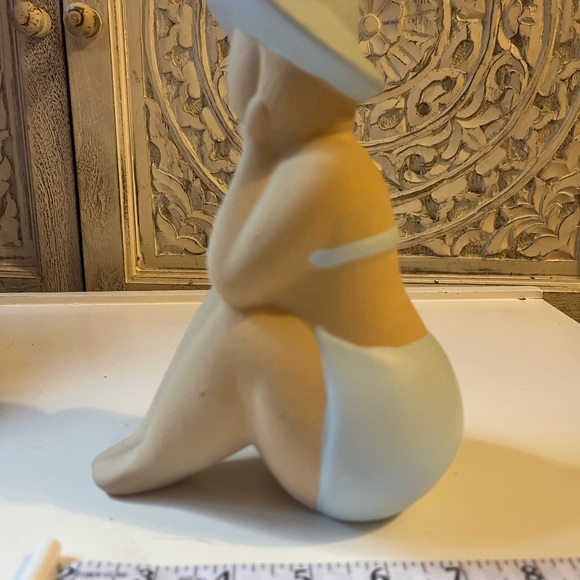 Beach lady Sitting Figurine Decor - Picture 4 of 7